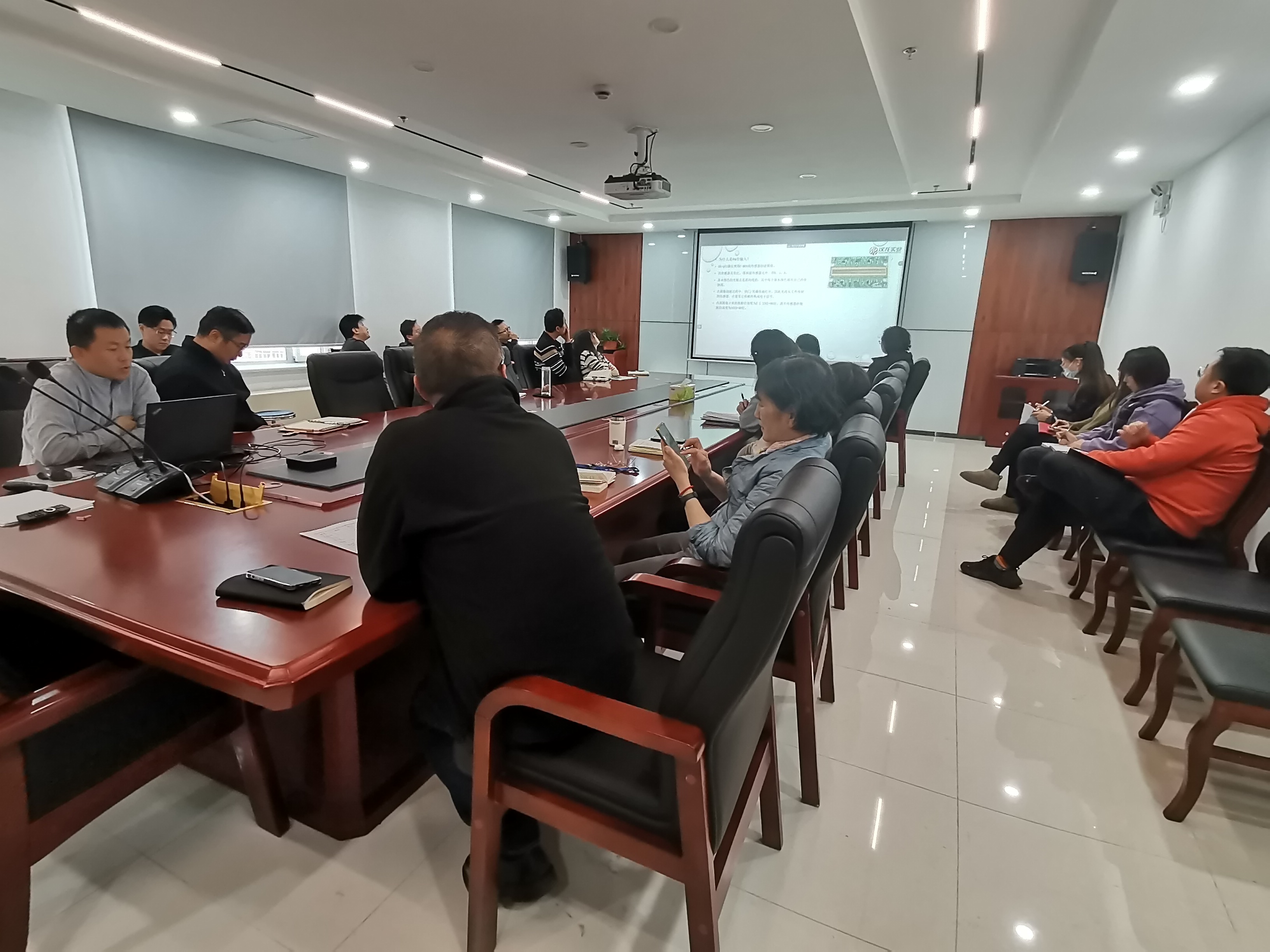 漢龍公司對全體員工進行專業(yè)技能培訓(xùn)