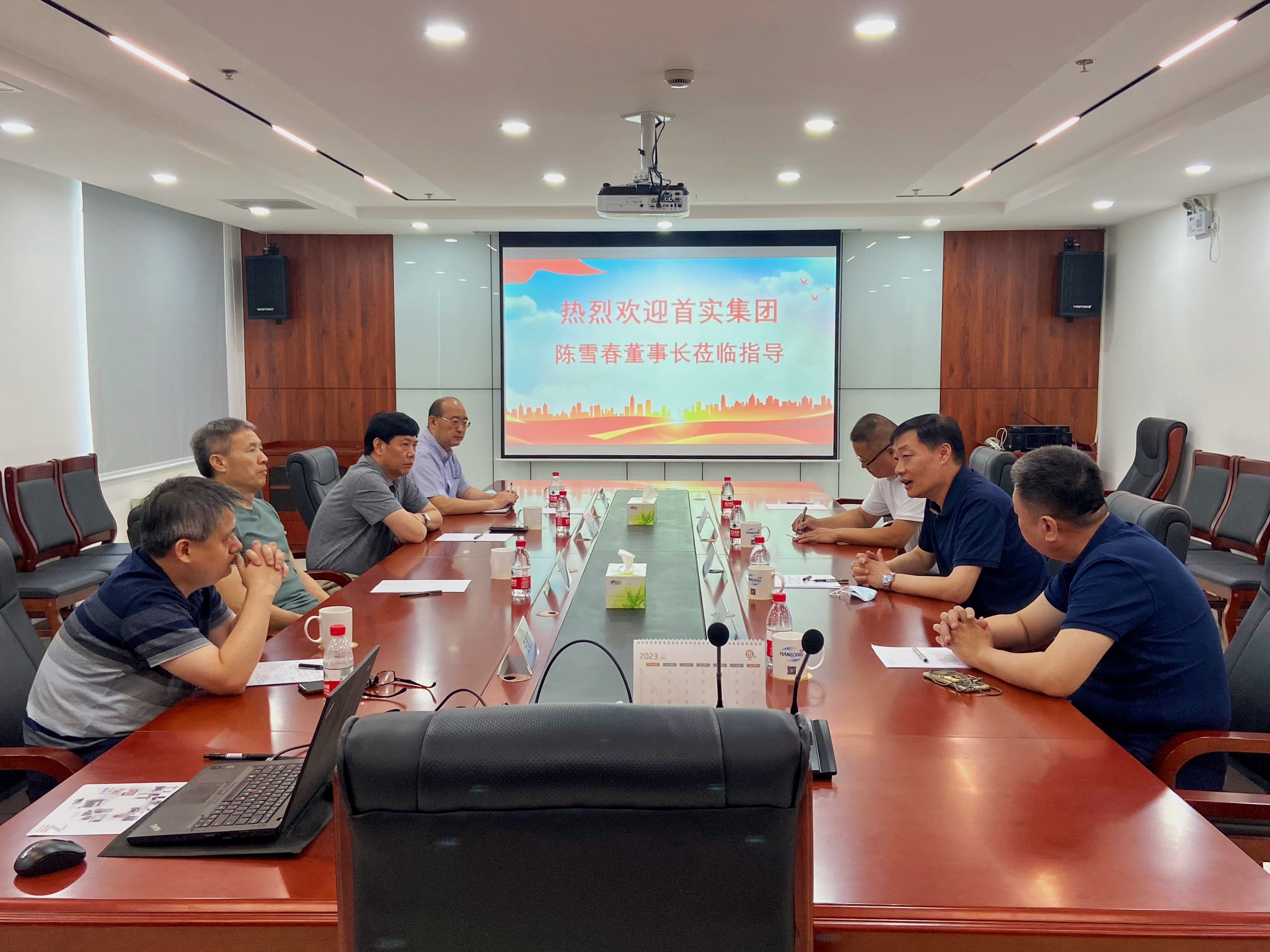 首都實業(yè)投資有限公司董事長陳雪春一行到北京市漢龍實業(yè)有限公司考察指導工作